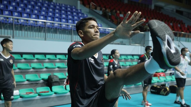 Tim badminton Indonesia melakukan adaptasi lapangan SEA Games Vietnam 2021 (SEA Games 2022) di Bac Giang Gymnasium, Sabtu (14/5).