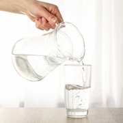 Cuaca Gerah Bikin Ingin Minum Terus? Hati-hati Overhidrasi! Ini Aturan Minum Banyak Air yang Benar!