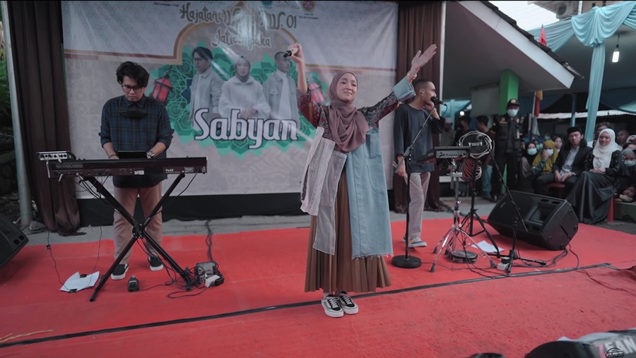 Gaya Nissa Sabyan Manggung di Hajatan Kampung