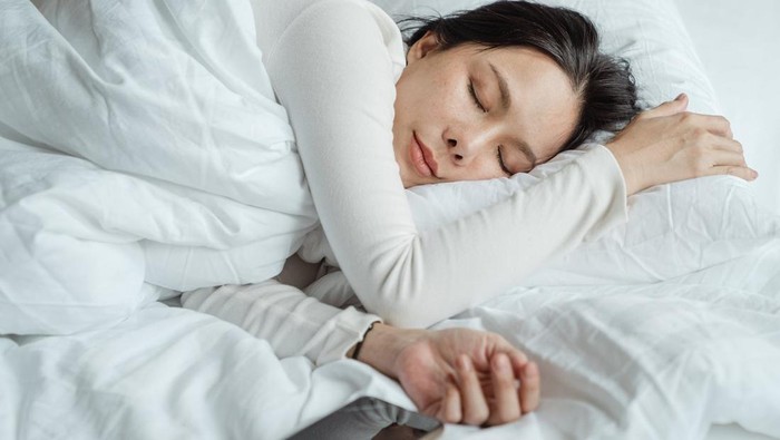 Tidur yang cukup dan berkualitas memiliki banyak manfaat untuk kesehatan, salah satunya membuat tubuh tetap awet muda.