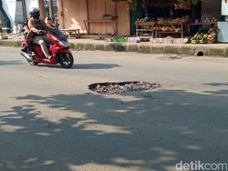 Hati-hati! Jalan Rusak di Saladara Cirebon Teror Pengendara
