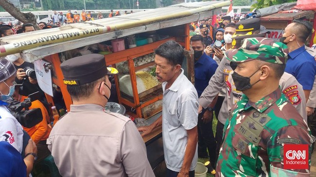 Fadhil mengunjungi apak pedagang mulai dari pedagang bakso, ketoprak, hingga pedagang es. Dia memberikan uang senilai Rp1 juta untuk menjajani massa buruh.