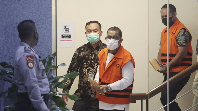 Wali Kota nonaktif Ambon Richard Louhenapessy diduga menerima suap terkait perizinan pembangunan gerai Alfamidi di sejumlah wilayah Ambon.