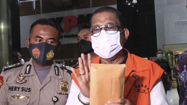 KPK menyita sejumlah dokumen saat menggeledah kantor Dinas PU dan kantor DPMPTSP Kota Ambon, Maluku, Rabu (18/5).