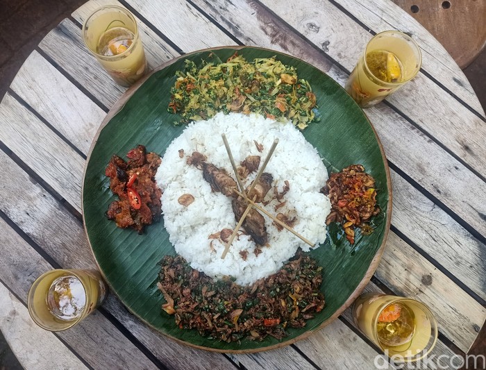 Salah satu budaya dari Bali, yakni Megibung atau menikmati satu sajian makanan secara bersama-sama dalam satu wadah mungkin kini telah jarang ditemui. Inilah yang ingin ditampilkan kembali oleh salah satu Warung kopi di Sanur, yakni Bhineka Muda Sanur. Sejak beberapa bulan lalu, pihaknya menghadirkan paket megibung.