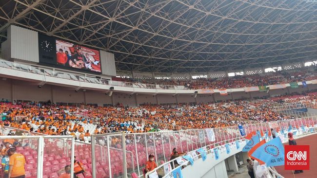 May Day Fiesta, Massa Buruh Mulai Padati Tribun GBK Massa buruh telah meninggalkan Gedung DPR dan bergerak ke GBK, Senayan, untuk mengikuti May Day Fiesta, Sabtu (14/5).