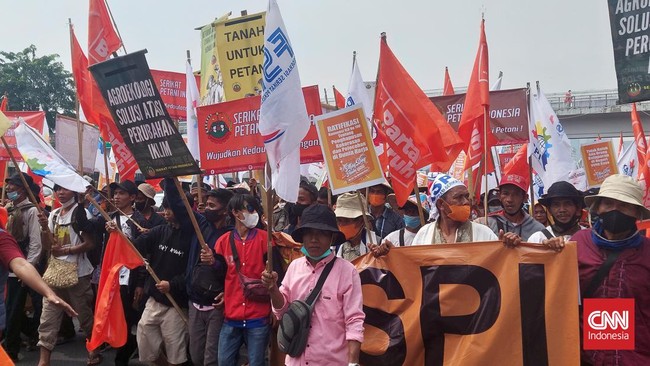 Massa buruh bergerak dari GBK ke depan Gedung DPR dalam aksi memperingati hari buruh Internasional (May Day Fiesta) hari ini.