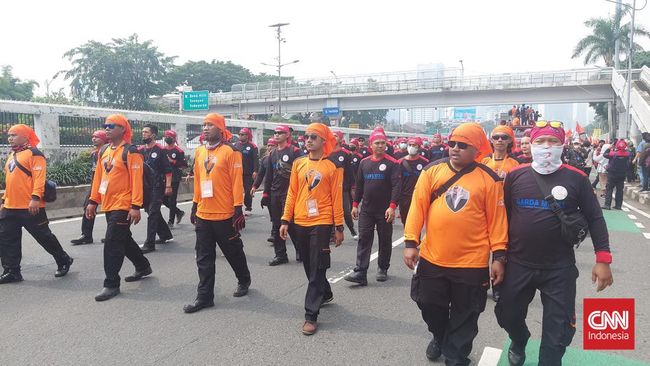 Buruh Gelar Aksi May Day, Lalu Lintas Sekitar DPR-GBK Tersendat Massa buruh memenuhi ruas jalan depan kompleks parlemen hingga sepanjang sekitar satu kilometer. Setengah ruas jalan pun tertutup.