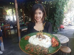 Merasakan Nikmatnya Megibung Nasi Lawar di Warung Bhineka Muda Sanur
