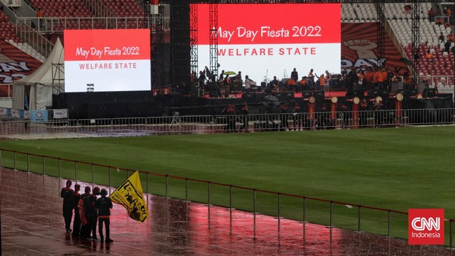 Lagu "Bagimu Negeri" menggema di Stadion GBK, Sabtu (14/5) ketika massa buruh ikut berdiri menyanyikan lagu nasional tersebut.