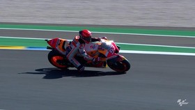 VIDEO: Detik-detik Marquez Nyaris Jatuh di FP1 MotoGP Prancis