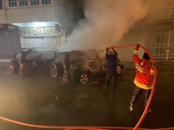 2 Mobil Jemaah Salat Subuh di Masjid Raya Baiturrahman Terbakar