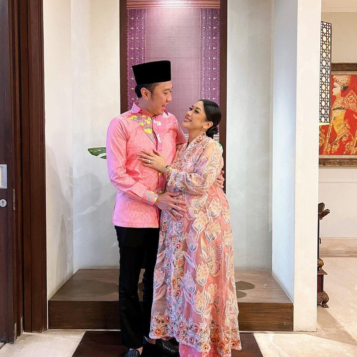 <p>Aliya Rajasa dan Edhie Baskoro Yudhoyono tengah berbahagia, nih. Mereka akan segera dikaruniai anak keempat. Usia kehamilan Aliya kini memasuki 27 minggu. (Foto: Instagram @ruby_26)</p>