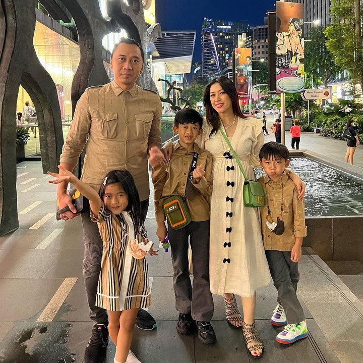 <p>Enggak cuma berdua suami aja, nih. Aliya Rajasa dan Edhie Baskoro Yudhoyono juga didampingi oleh ketiga anak-anak mereka ketika berlibur di Singapura. (Foto: Instagram @ruby_26)</p>
