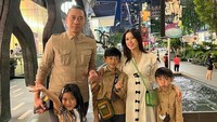 <p>Enggak cuma berdua suami aja, nih. Aliya Rajasa dan Edhie Baskoro Yudhoyono juga didampingi oleh ketiga anak-anak mereka ketika berlibur di Singapura. (Foto: Instagram @ruby_26)</p>
