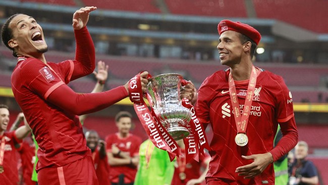 Liverpool berhasil merebut trofi kedua mereka musim ini lewat kemenangan di Piala FA. Misi mewujudkan quadruple alias empat gelar semusim pun masih terjaga.