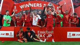 FOTO: Liverpool Juara Piala FA, Mimpi Empat Gelar Masih Terjaga
