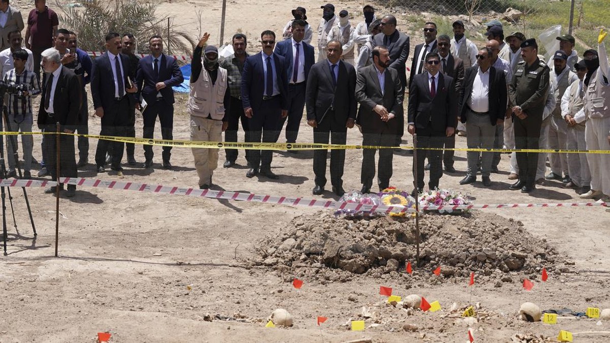 FOTO: Irak Gali Kuburan Massal Era Pemerintahan Saddam Hussein