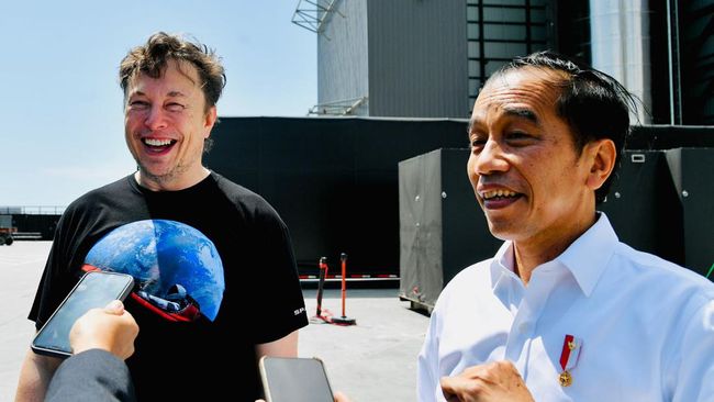 Elon Musk bertemu Presiden Jokowi mengenakan kaos oblong hitam seharga Rp349 ribu.