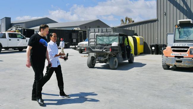 Sepatu yang digunakan Presiden Jokowi saat bertemu Elon Musk mendadak viral di Malaysia. Banyak warganet memuji aksi Jokowi untuk mempromosikan produk lokal.
