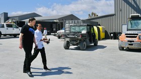Netizen Soroti Sneakers Jokowi Saat Injak Markas Elon Musk di Texas