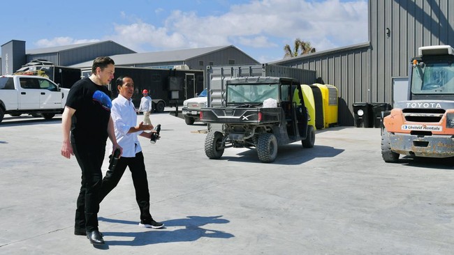 Netizen mengomentari sneakers yang dipakai Presiden Jokowi untuk menemui Elon Musk di fasilitas SpaceX pada Sabtu (14/5).