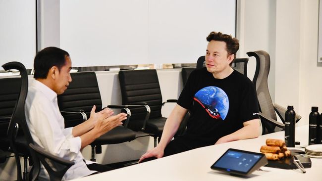 Pengamat politik Rocky Gerung menyindir Presiden RI Joko Widodo yang menurutnya terkesan bangga bisa bertemu CEO Tesla dan Space X Elon Musk.
