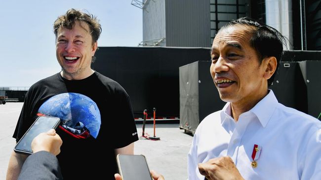 Presiden Jokowi menyebut Elon Musk 'super jenius' dan mengundangnya ke Indonesia pada November.