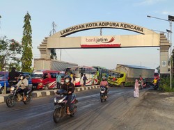 Jalan Nasional Lamongan Macet Parah Gegara Truk Patah As Melintang