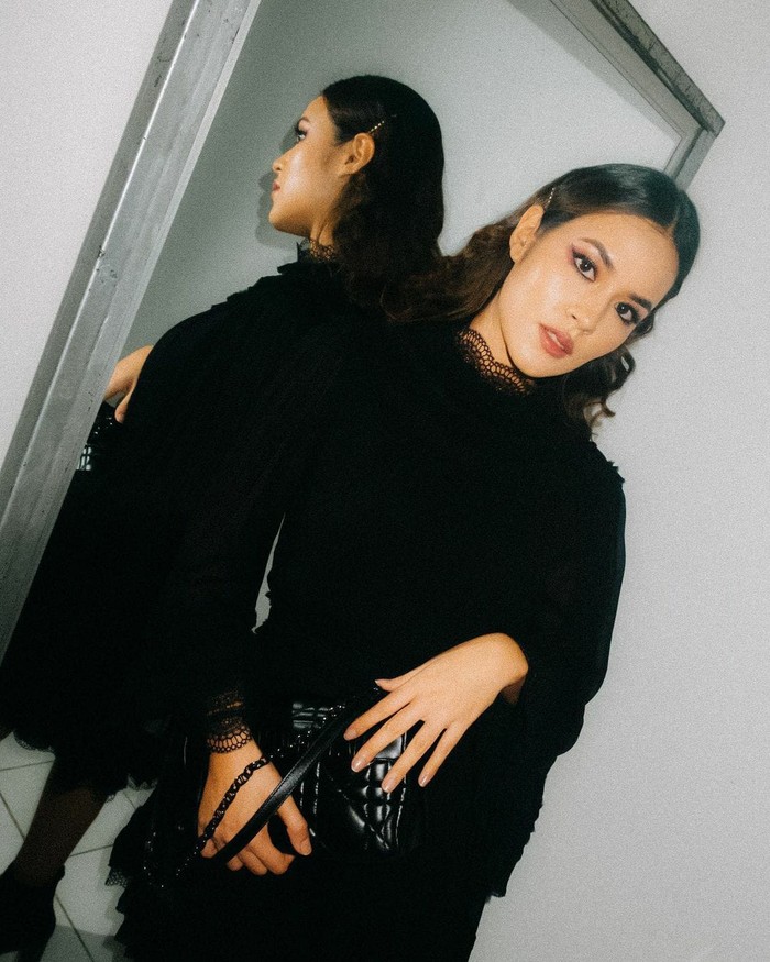 Look elegan Raisa dengan dress serba hitam dengan eyeliner wings menghadirkan gaya yang edgy. Gaya yang tegas diimbangi dengan rambut yang sleek.. Source: Instagram raisa6690
