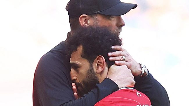 Mohamed Salah mengalami cedera di babak pertama dan hal ini jadi kabar buruk di tengah kegembiraan Liverpool juara Piala FA.