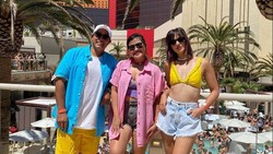 Pakai Bikini Kuning, Nia Ramadhani Pamer Perut Mulus di Las Vegas