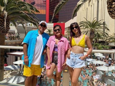 Pakai Bikini Kuning, Nia Ramadhani Pamer Perut Mulus di Las Vegas