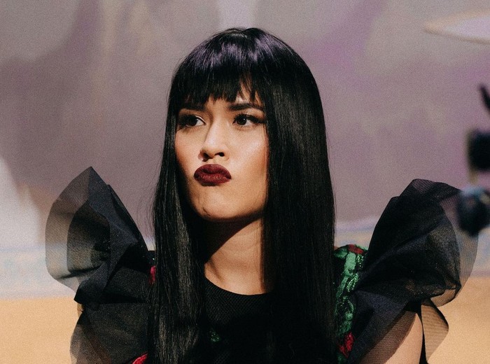 Berbeda dari biasanya, kali ini gaya makeup Raisa lebih bold dan cenderung retro glam lewat pilihan lipstik yang bold. Source: Instagram raisa6690