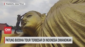 VIDEO: Patung Buddha Tidur Terbesar di Indonesia Dimandikan