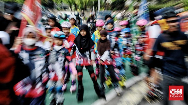 FOTO: Rolling Akbar Pegiat Sepatu Roda 'Sisir' Jalanan Jakarta