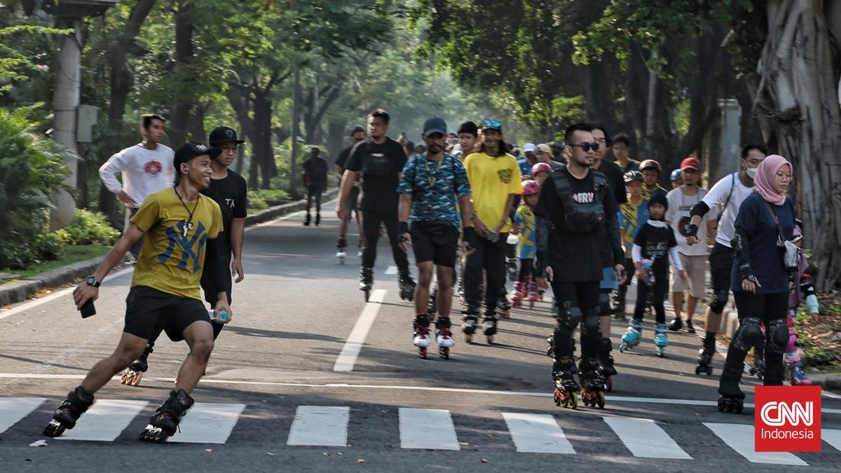 FOTO: Rolling Akbar Pegiat Sepatu Roda 'Sisir' Jalanan Jakarta