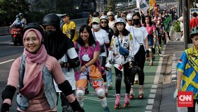 FOTO: Rolling Akbar Pegiat Sepatu Roda 'Sisir' Jalanan Jakarta