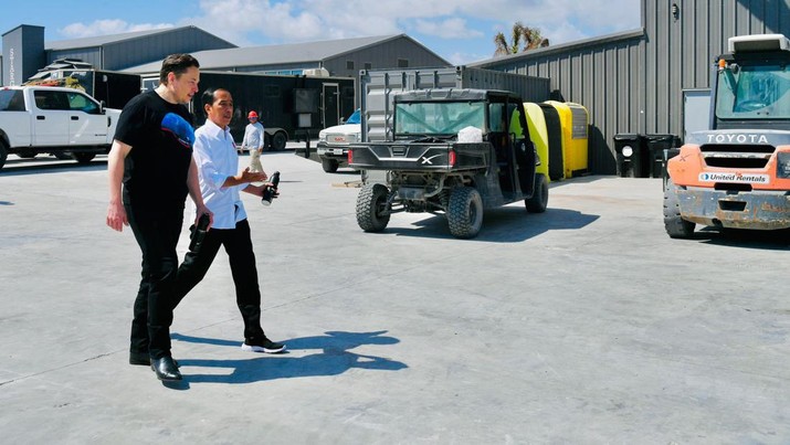Presiden Joko Widodo melakukan kunjungan ke Space X di Boca Chica, Amerika Serikat, Sabtu, 14 Mei 2022. Presiden tiba di Space X sekitar pukul 10.30 waktu setempat disambut langsung oleh Elon Musk selaku founder Space X.(Foto: Biro Pers Sekretariat Presiden)
