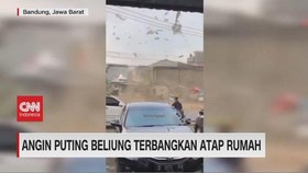 VIDEO: Puting Beliung Terbangkan Atap Rumah