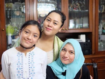 Jarang Tersorot, 7 Potret Sarah Amalia Eks Istri Ariel NOAH Kini Berhijab