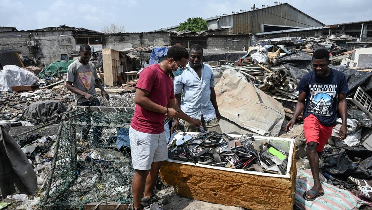 FOTO: Dari Sampah Ponsel ke Karya Seni Kontemporer