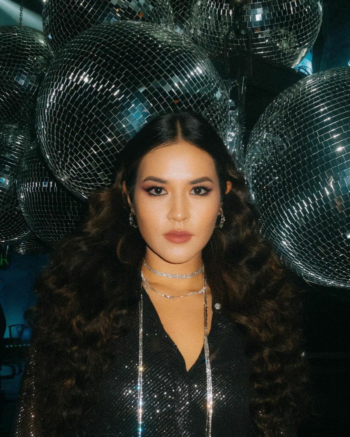 So glam! Riasan wajah Raisa ini mempertegas bagian mata juga tatanan rambut curly dengan disco vibe. Source: Instagram raisa6690