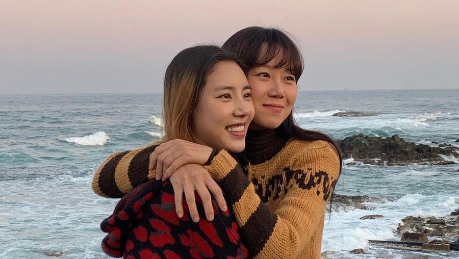 Son Dam Bi dan sahabat