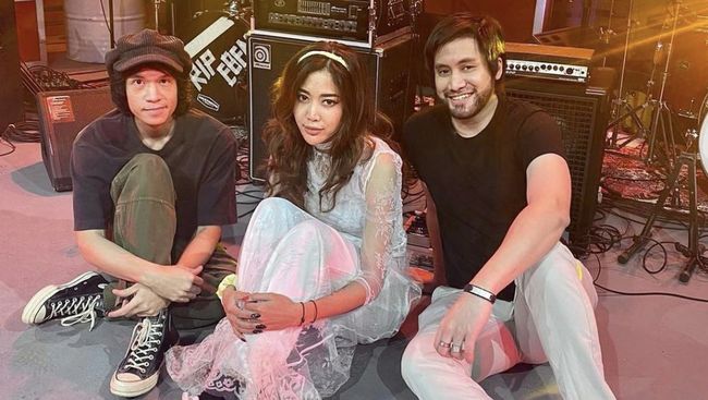 Vokalis Vierratale, Widi, mendadak mengunggah pernyataan yang menimbulkan rumor dirinya keluar dari grup tersebut.