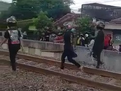 Detik-detik 2 Perguruan Silat Madiun Saling Lempar Batu Bikin Warga Panik