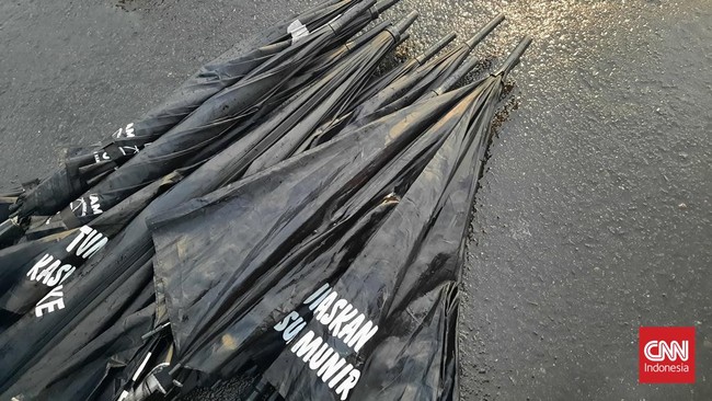 KSP mengatakan perlu ada dua jalur dalam menyelesaikan kasus-kasus pelanggaran HAM Berat yang belum tuntas sampai saat ini.