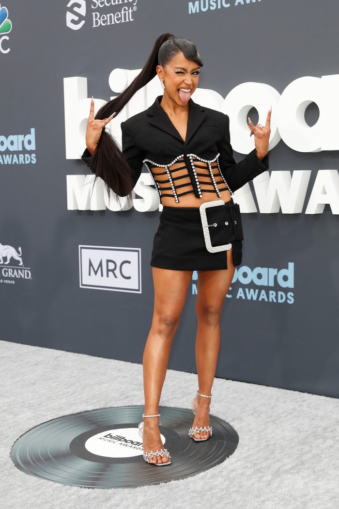 Gaun kreasi label Area yang dikenakan Liza Koshy jadi bukti bahwa tuxedo dress dapat diadaptasikan ke dalam berbagai desain yang lebih glamor dan provokatif. Kehadiran buckle besar memberi nuansa avant-garde pada look ini. Foto: REUTERS/STEVE MARCUS