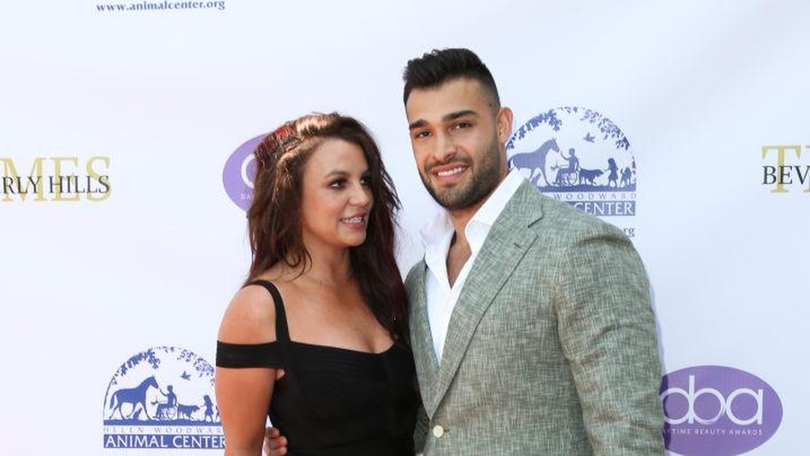 LOS ANGELES, CALIFORNIA - SEPTEMBER 20: Britney Spears (L) and Sam Asghari (R) attend the 2019 Daytime Beauty Awards at The Taglyan Complex on September 20, 2019 in Los Angeles, California. (Photo by Paul Archuleta/FilmMagic )