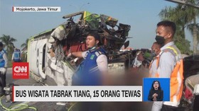 VIDEO: Bus Wisata Tabrak Tiang, 15 Orang Tewas